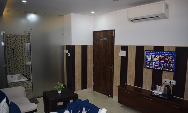Suit Room Image 9